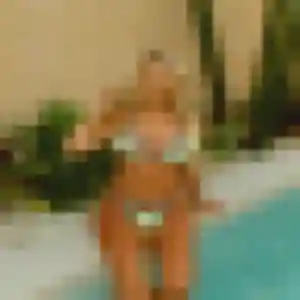 Elya, 20 ans, connectée à Châlons-du-Maine pour une rencontre coquine