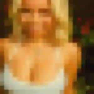 Kenza, 24 ans, connectée à Grandchamp-des-Fontaines pour une rencontre coquine