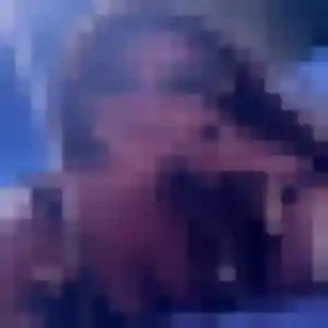 Lena (28 ans) à Saint-Jean-Saint-Germain attend une rencontre ce soir